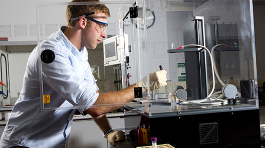 Student works in synthetic biology lab. 